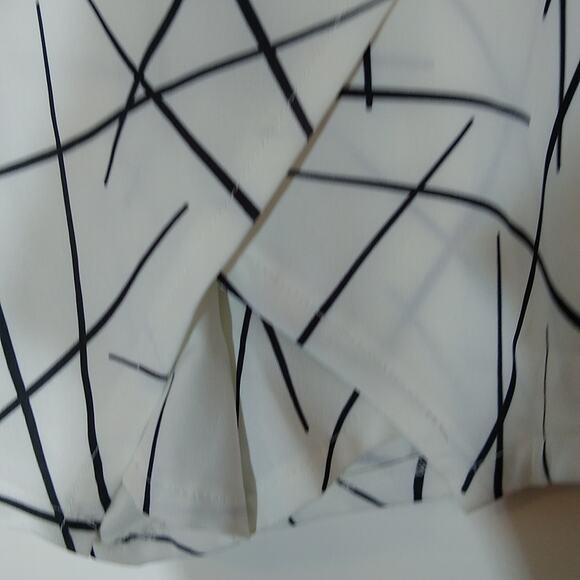 Unbranded white with black lines size small skort. - Picture 2 of 8